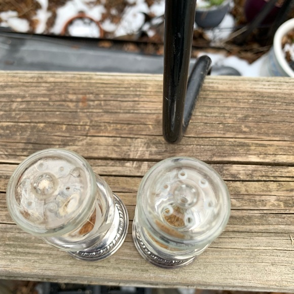 Quaker Silver Etched Glass Salt & Pepper Shakers - Picture 4 of 9